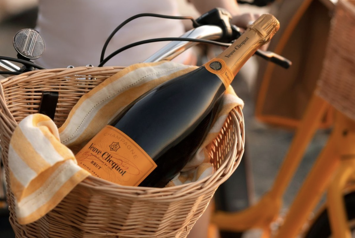 champagne on bike veure clicquot horizontal
